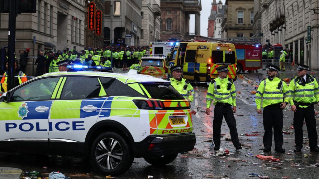 Policias após incidente em Liverpool