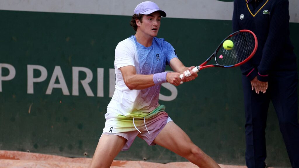 João Fonseca venceu no jogo de estreia em Roland Garros (Foto: Franck Fife/AFP)
