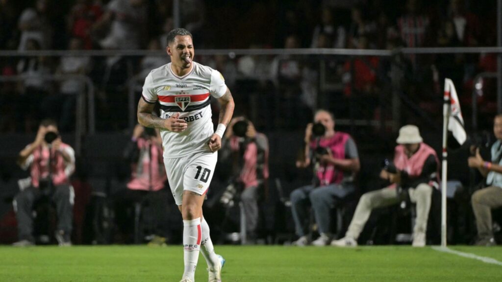 Luciano marcou o gol que deu a vitória ao São Paulo. Foto: NELSON ALMEIDA / AF