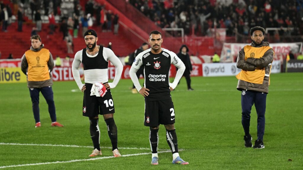 Jogadores do Corinthians após eliminação
