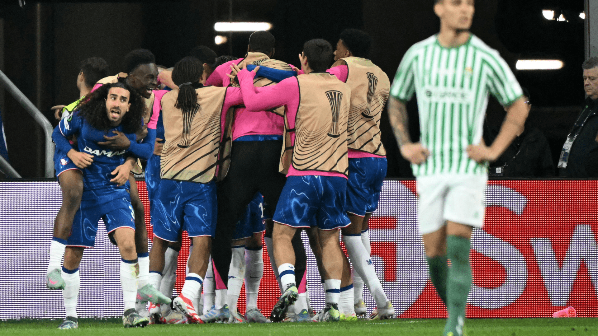 Chelsea vira no segundo tempo e goleia Bétis para conquistar Conference League