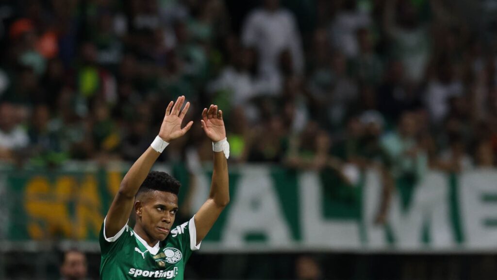 Estêvão durante goleada do Palmeiras