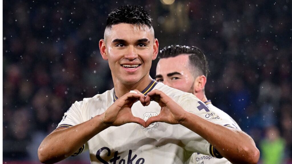 Alcaraz comemora gol pelo Everton