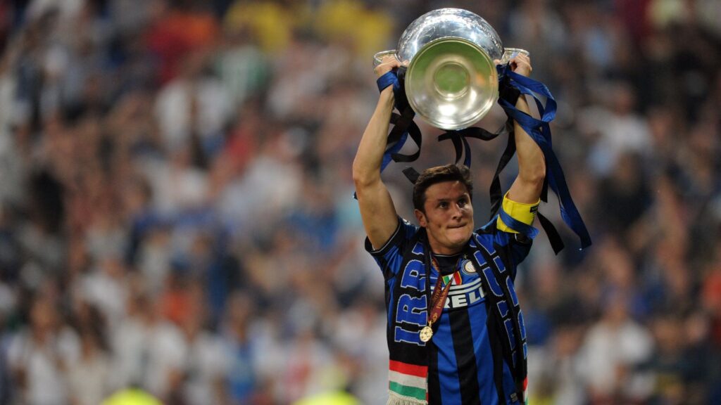 Capitão Javier Zanetti com taça da Champions League