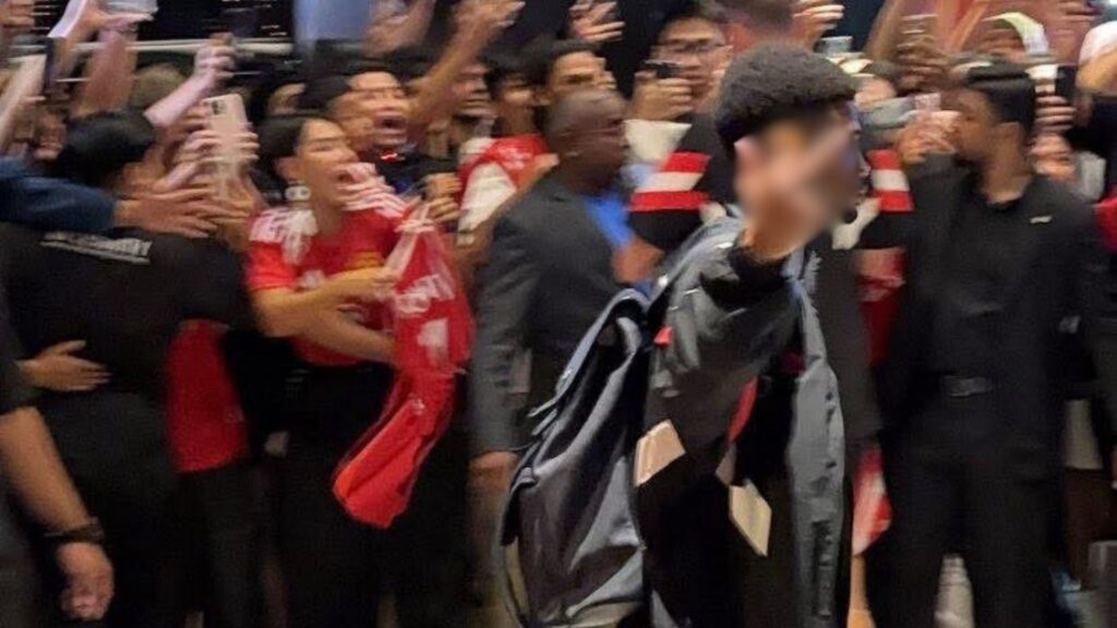 Diallo fez gesto para torcedores do Manchester United (Foto: Reprodução)