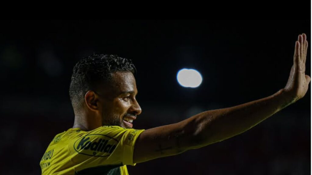 Reinaldo comemora gol pelo Mirassol