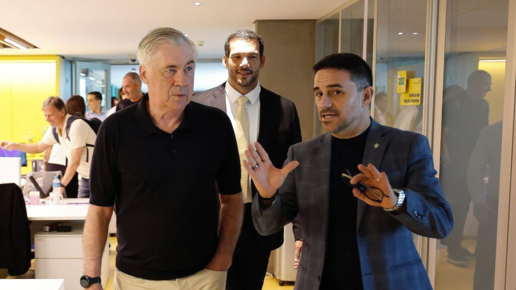 Ancelotti em visita à Confederação Brasileira de Futebol (CBF).
