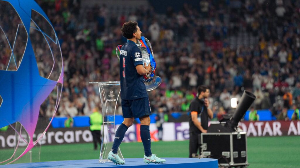 Marquinhos levantou o troféu de campeão da Champions. Foto: Reprodução/X