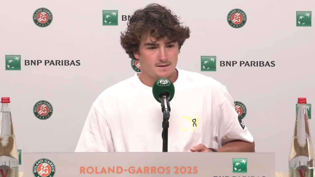 João Fonseca em entrevista coletiva após derrota para Jack Draper (Foto: Reprodução)