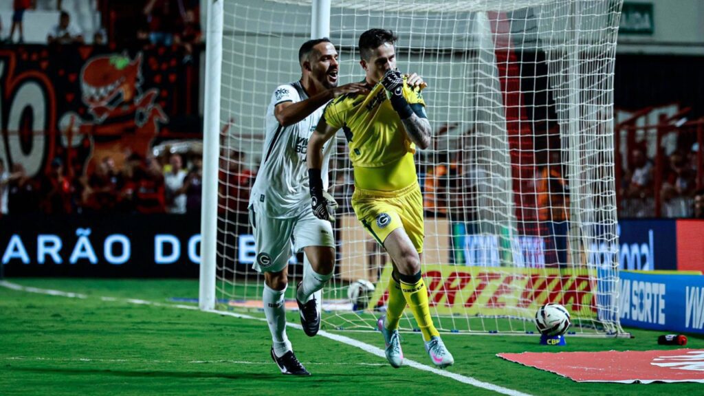 Tadeu marcou de pênalti na vitoria do Goiás. Foto: Reprodução/X