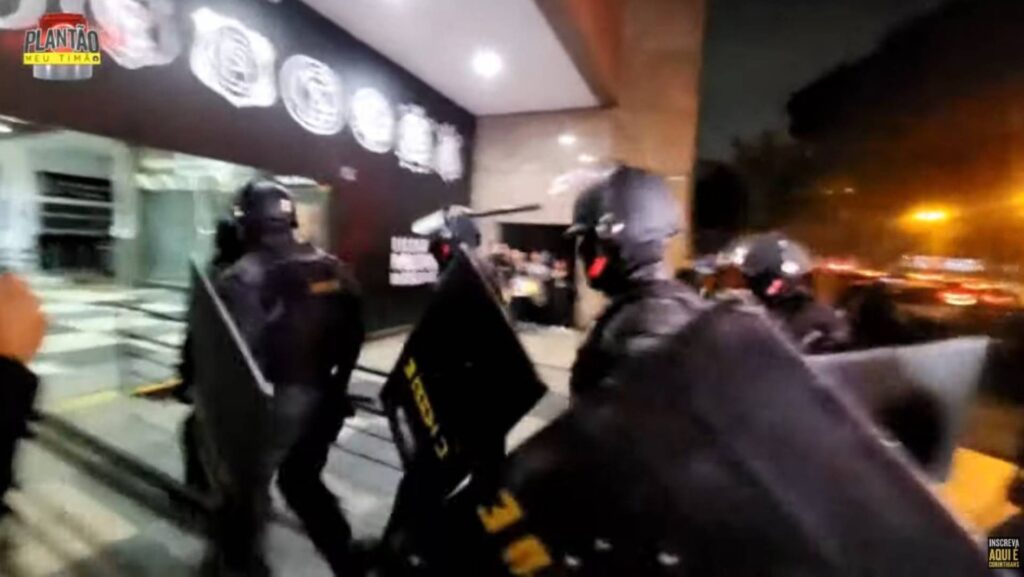 A policia precisou ser acionada pelo presidente interino do Corinthians. Foto: Reprodução/Youtube/Meu Timão