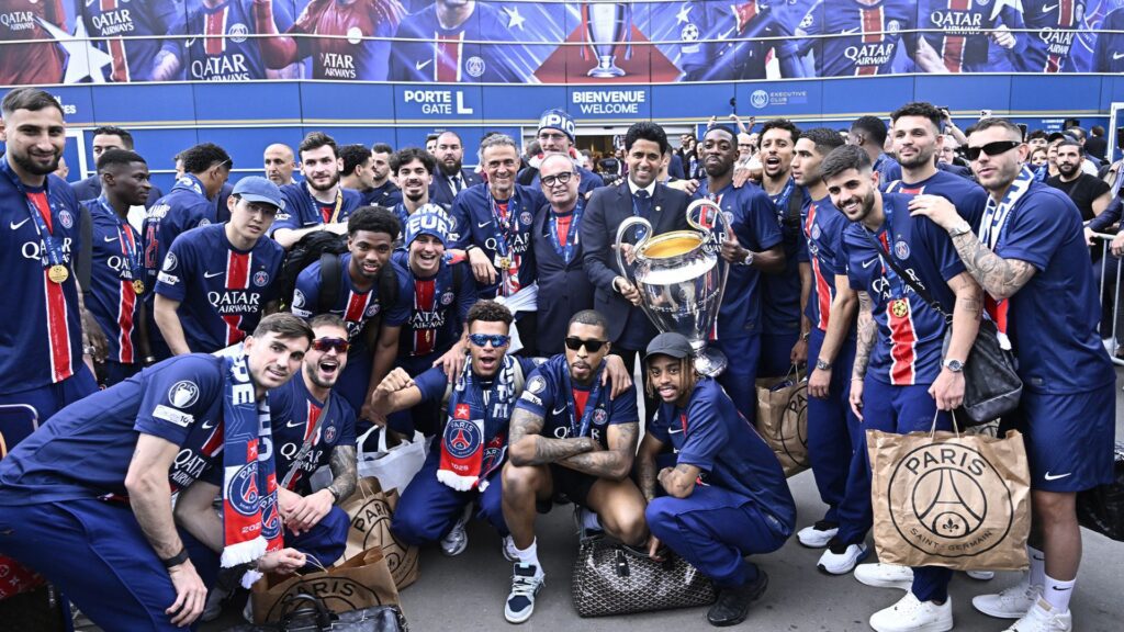 Elenco do PSG foi recebido com festa pela torcida (Foto: Reprodução)
