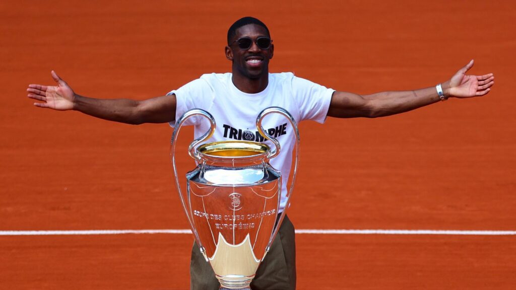 Dembélé com taça da Champions League em Roland Garros