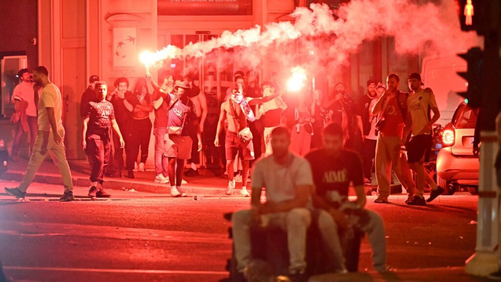 Torcida do PSG tomou as ruas da capital francesa após título da Champions (Foto: Lou Benoist/AFP)