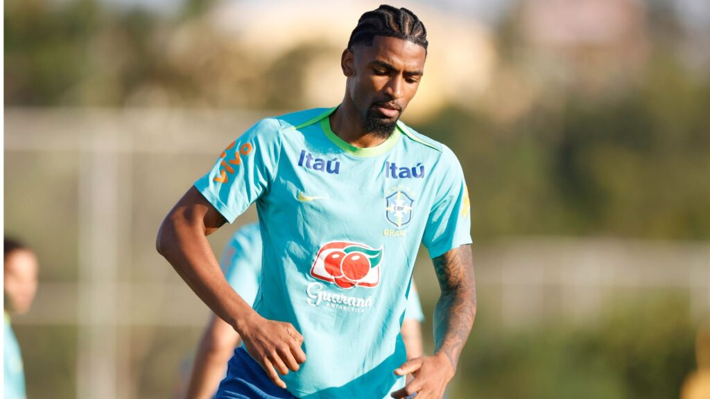 Alexsandro em treino da Seleção