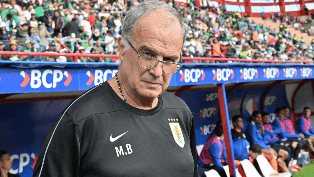 Marcelo Bielsa, técnico do Uruguai, antes de jogo contra a Bolívia