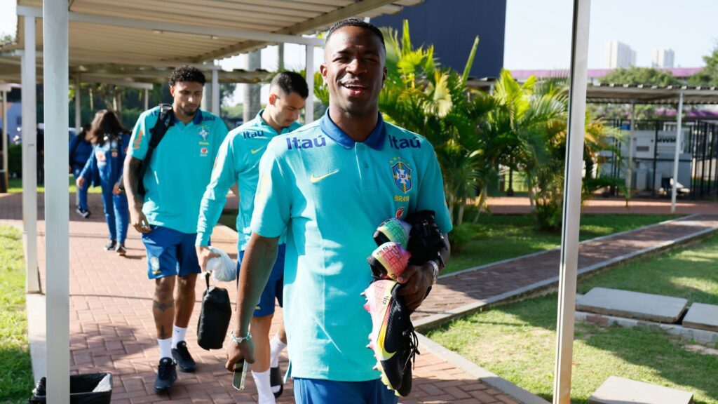 Vini Jr. antes de treino da Seleção Brasileira.