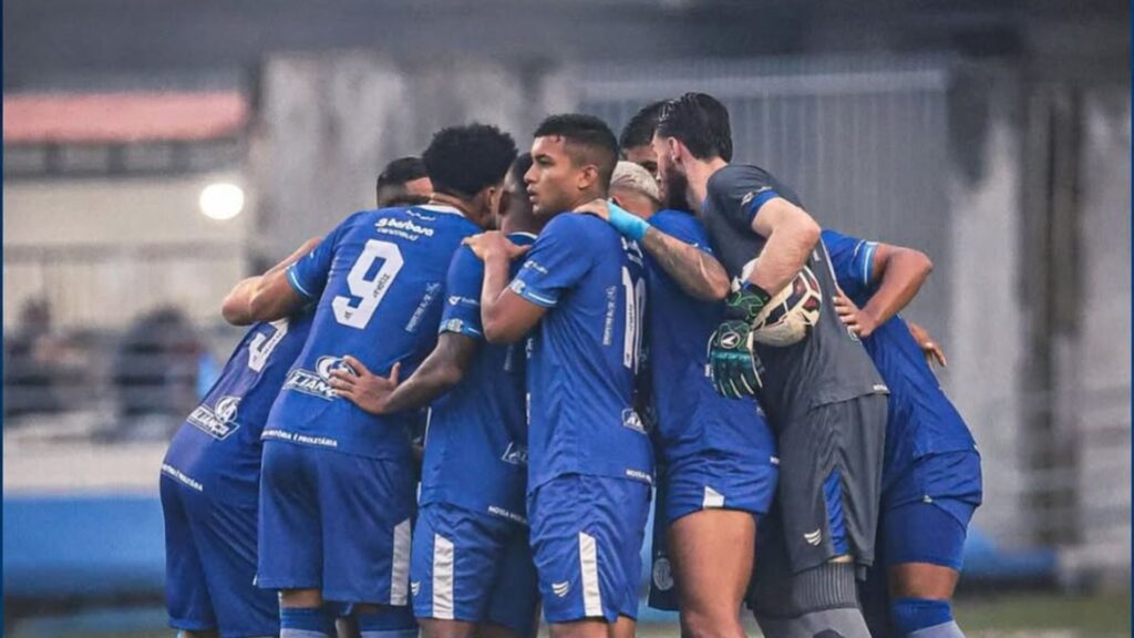 Time do Confiança reunido antes de jogo contra o CSA.