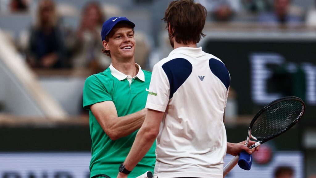 Jannik Sinner venceu Alexander Bublik em Roland Garros (Foto: Thibaud Mortiz/AFP)