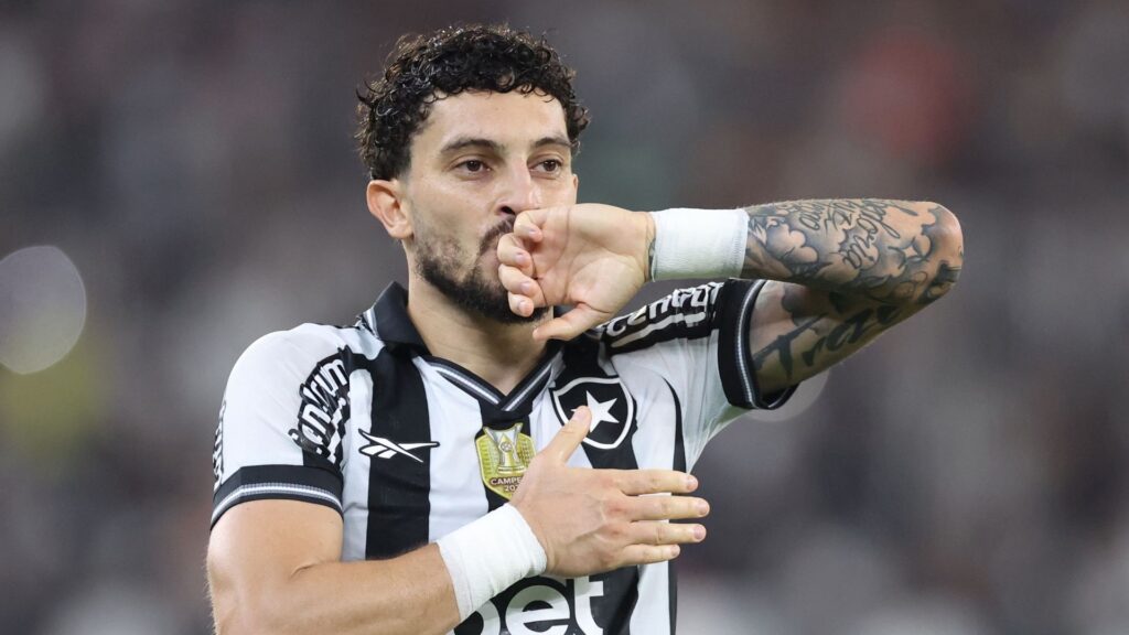 Alex Telles marcou um dos gols da vitória do Botafogo sobre o Ceará.