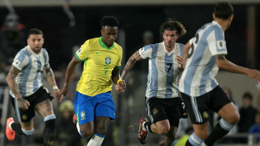 Vini Jr. em campo contra a Argentina. Foto: Juan Mabromata/AFP