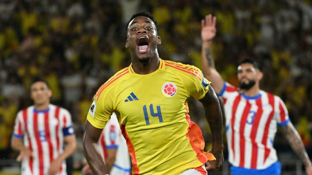 Jhon Durán comemora gol nas Eliminatórias