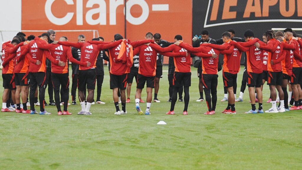 Elenco do Peru durante treino