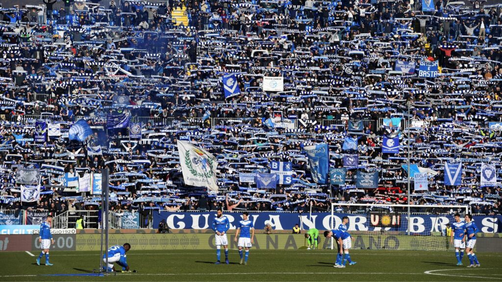 Torcida do Brescia em jogo do Campeonato Italiano (Foto: Miguel Medina/AFP)