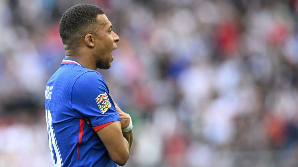 Mbappé comemora gol de número 50 pela França