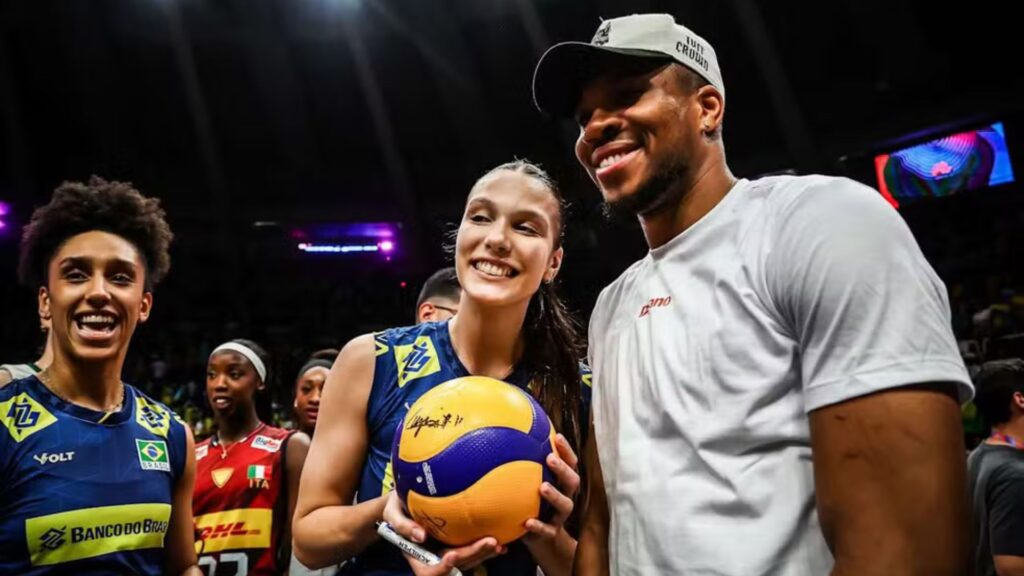 Antetokounmpo com jogadoras da Seleção Brasileira de Vôlei Feminino (Foto: Divulgação)