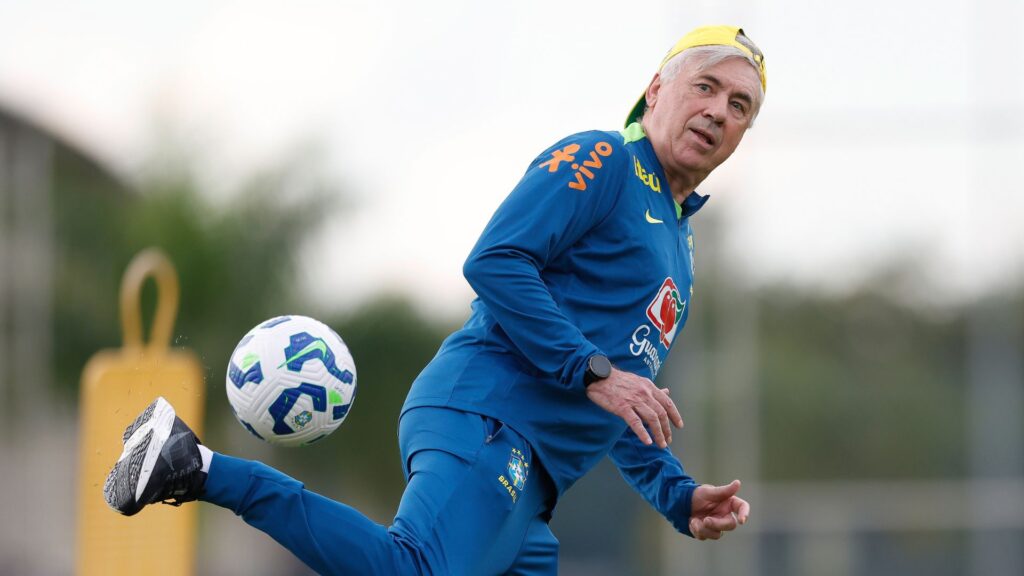 Carlo Ancelotti durante treino da Seleção