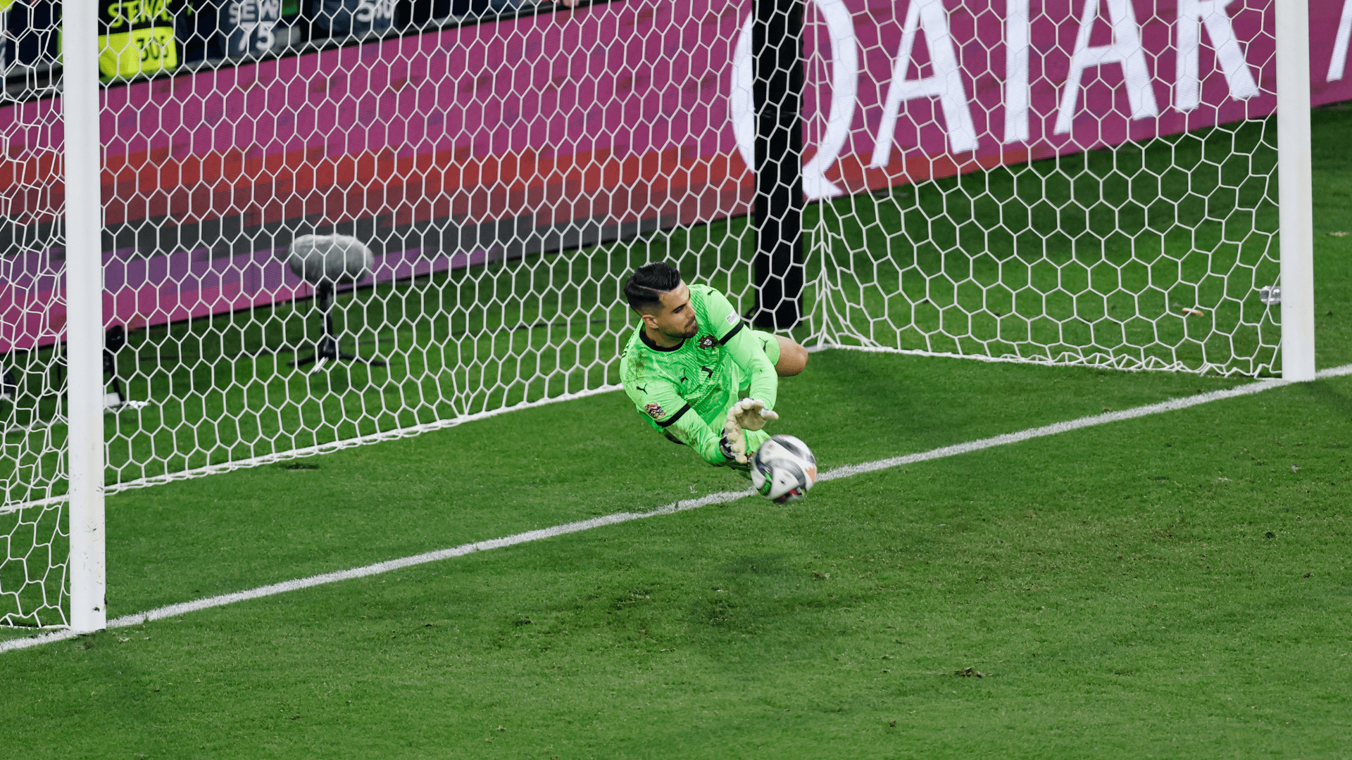 Diogo Costa fez a defesa que deu o título a Portugal nos pênaltis