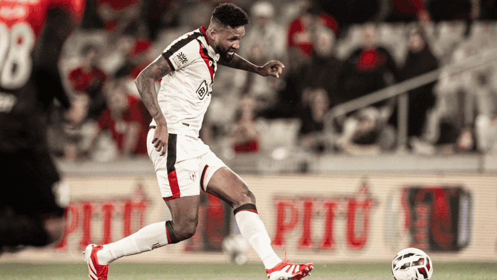 Atlético-GO quebra jejum e bate Athletico para subir na tabela da Série B