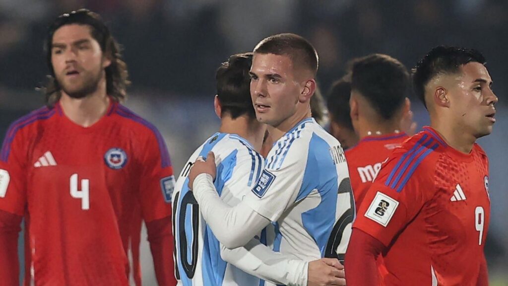 Mastantuono abraça Messi em jogo da Argentina