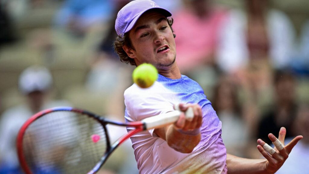 João Fonseca se apróxima do top-50 do mundo no ranking ATP. Foto: JULIEN DE ROSA / AFP