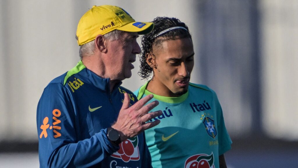 Ancelotti e Raphinha em treino da Seleção Brasileira.
