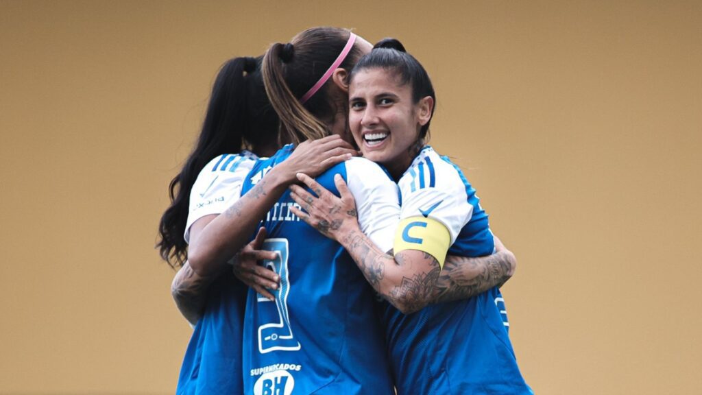 Jogadoras do Cruzeiro comemoram gol 
