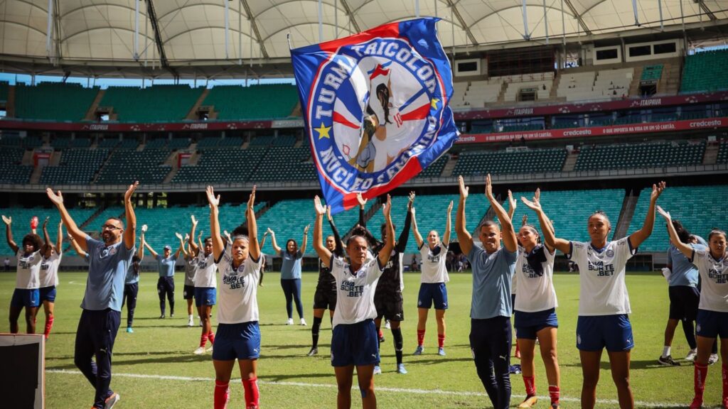 Elenco do Bahia comemora vitória