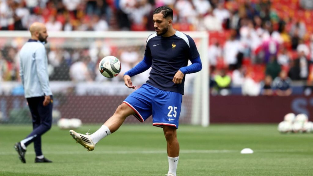 Rayan Cherky é o primeiro reforço do Manchester City para a próxima temporada. Foto: FRANCK FIFE / AFP