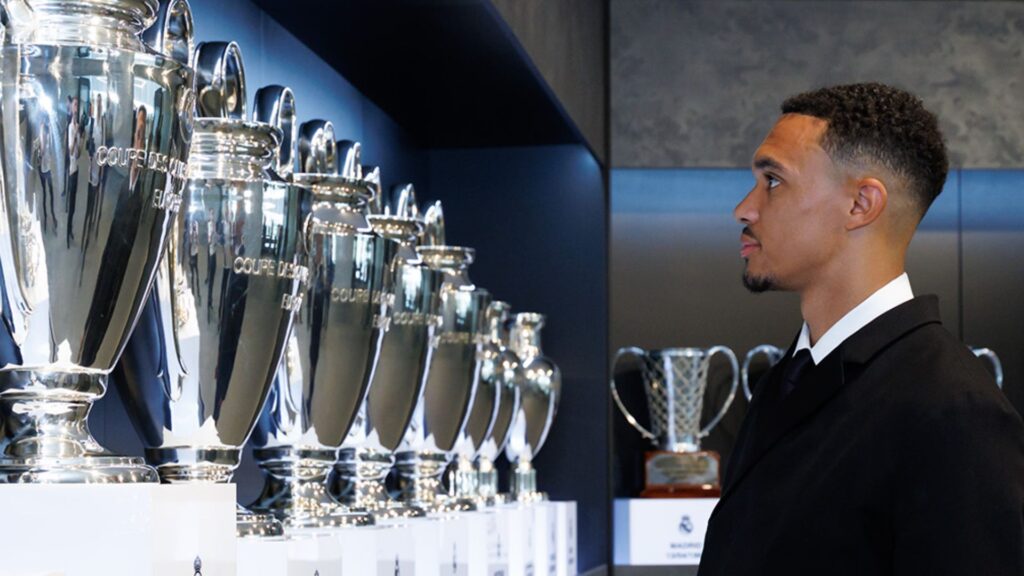 Alexander-Arnold ao lado de troféus do Real Madrid