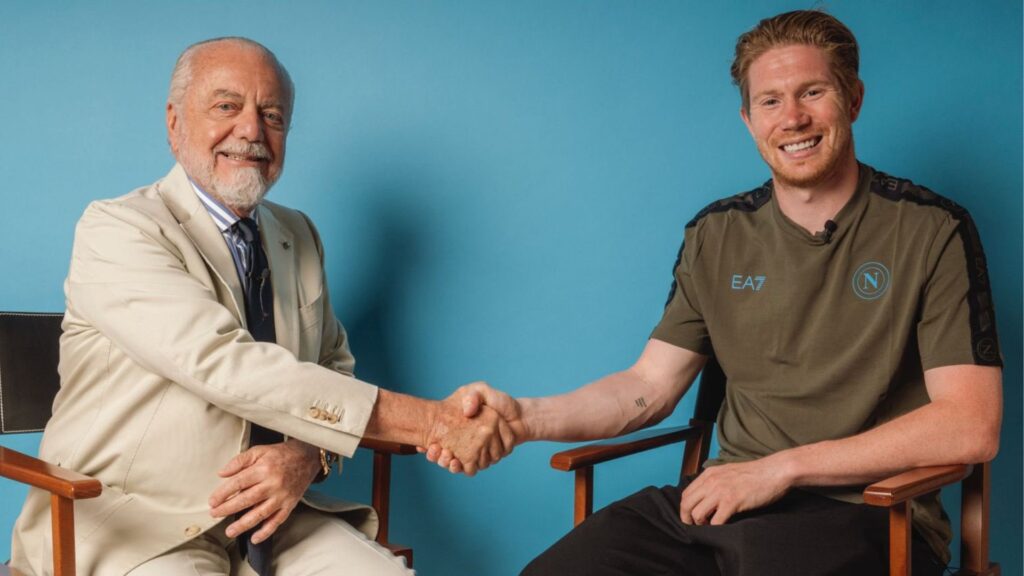 Kevin De Bruyne ao lado do presidente do Napoli