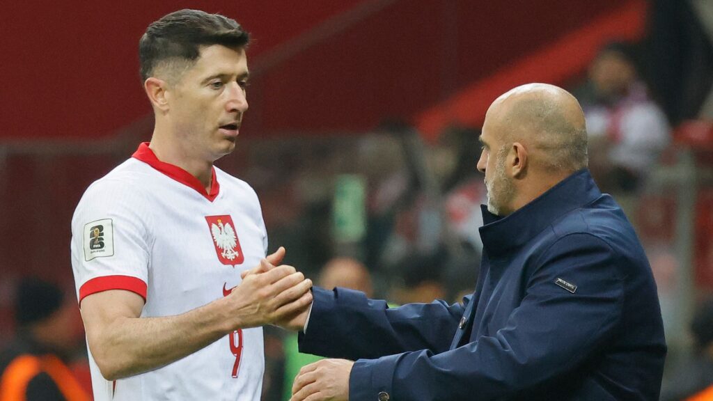 Lewandowski ao lado do ex-técnico da Polônia