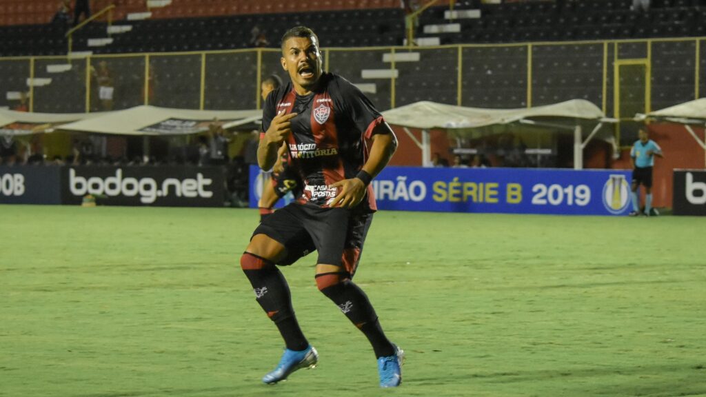 Thiago Carleto em ação pelo Vitória.