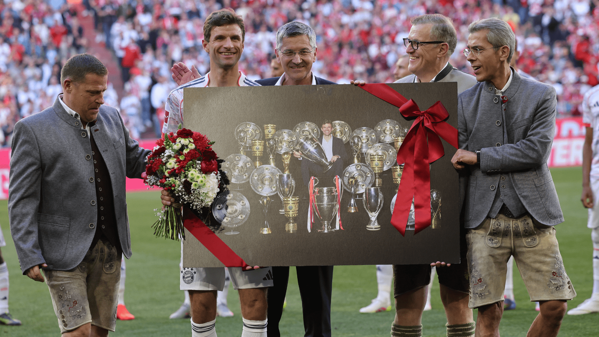 Thomas Müller foi homenageado pelo Bayern em sua última partida pela Bundesliga