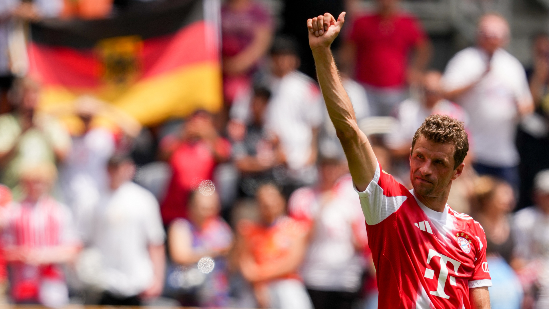 Thomas Müller foi saudado pela torcida do Bayern após marcar dois gols na estreia pela Copa do Mundo de Clubes