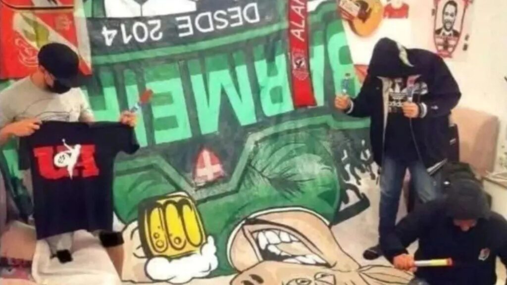 Bandeira de torcedores do Palmeiras foi roubado por grupo do Al Ahly (Foto: Reprodução)