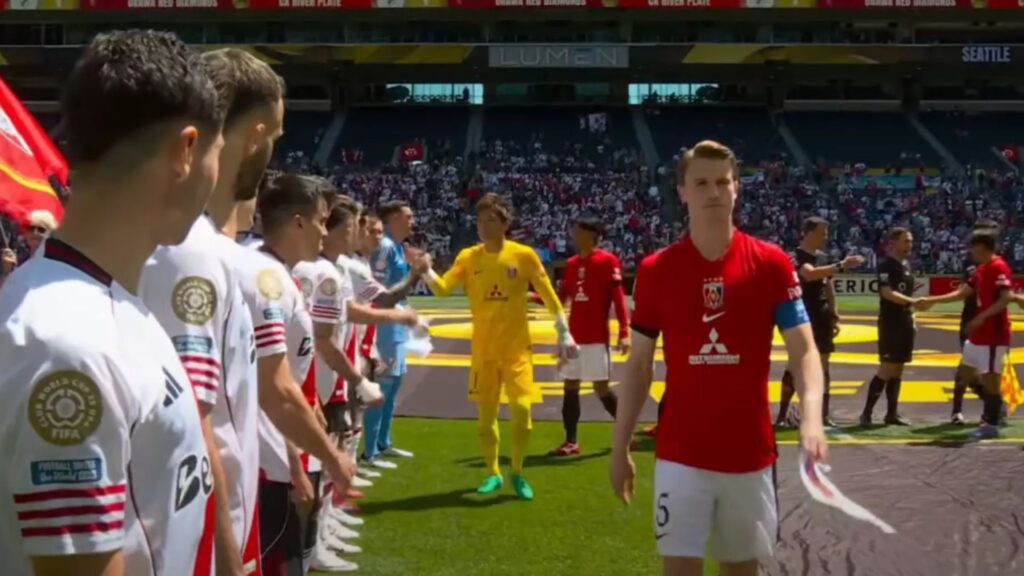 Capitão do Urawa Reds não cumprimentou elenco do River Plate (Foto: Reprodução)