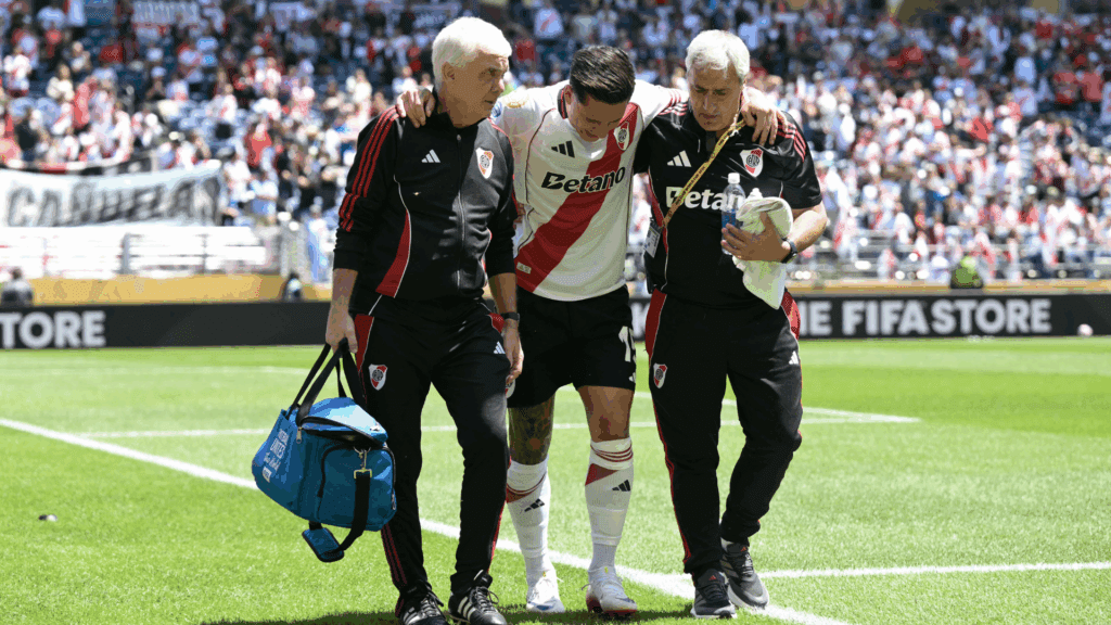 Driussi, do River Plate, saiu carregado de campo após gol contra Urawa Red Diamonds
