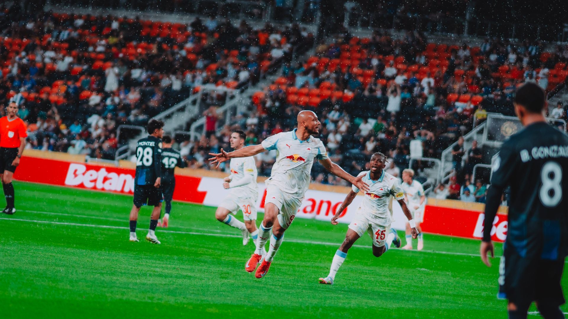 Onisiwo fez o gol da vitória do RB Salzburg.