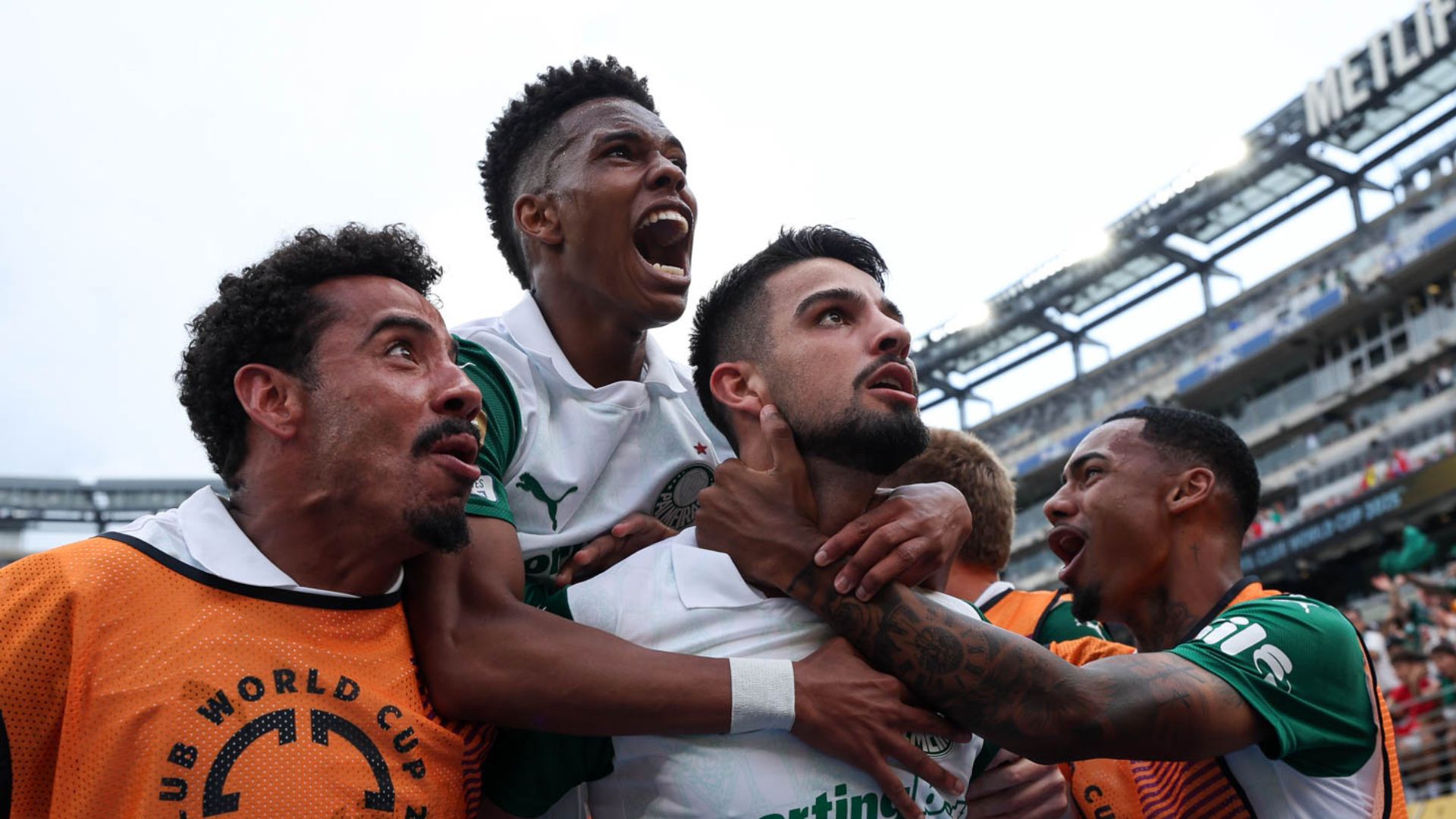 Jogadores do Palmeiras comemoram gol
